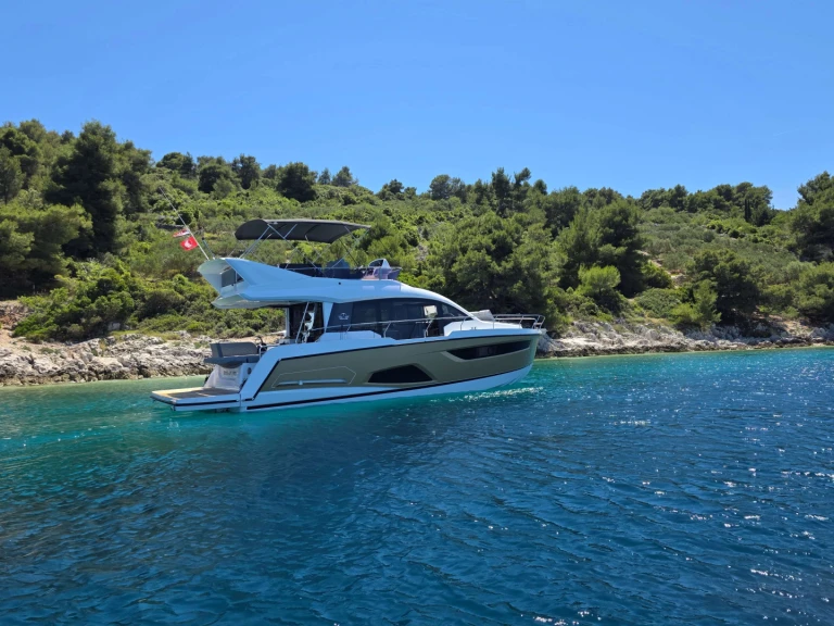 Pronájem Jachta Sealine s licencí