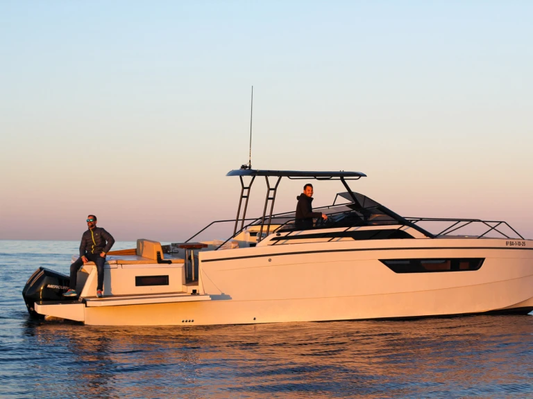  Nuva M11 Cabin jednotlivci a charterové společnosti v Sitges