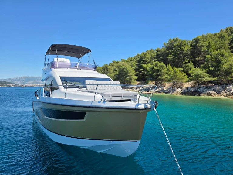 Pronájem Jachta Sealine s licencí