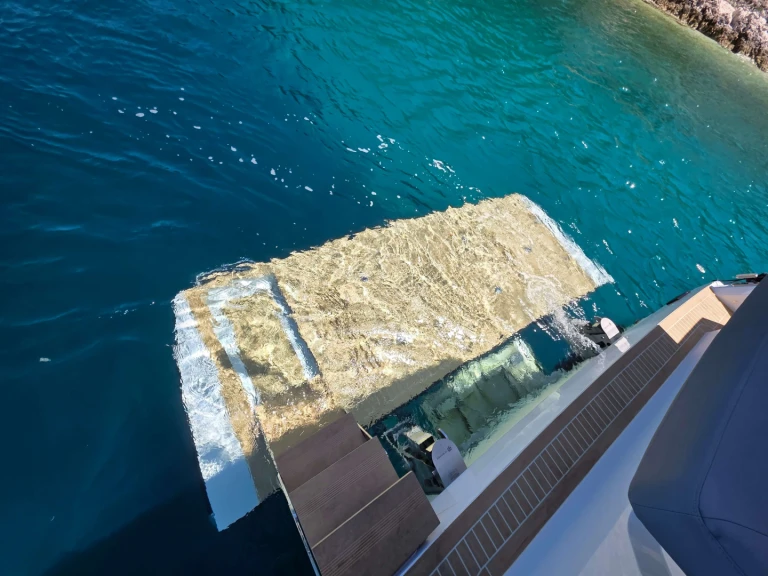 Sealine Sealine F430 jednotlivci a charterové společnosti v Kaštela