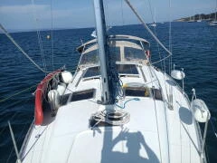 Bénéteau Oceanis 370 jednotlivci a charterové společnosti v Port de Hyères (St Pierre)
