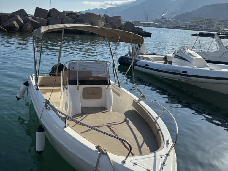 Motorová loď k pronájmu v Porto di Salerno za nejlepší cenu