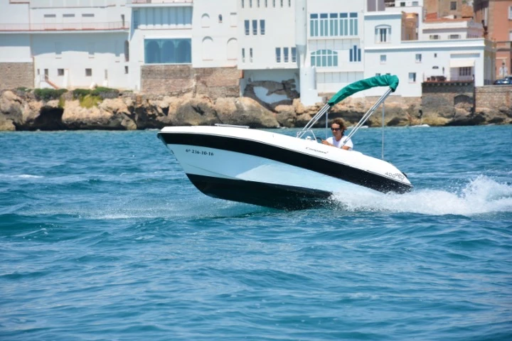 Pronajmout si  Compass 400 GT v Sitges