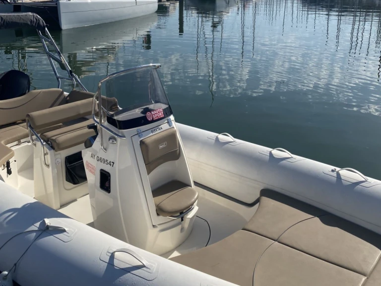 Pronájem Polotuhá loď Bwa s licencí