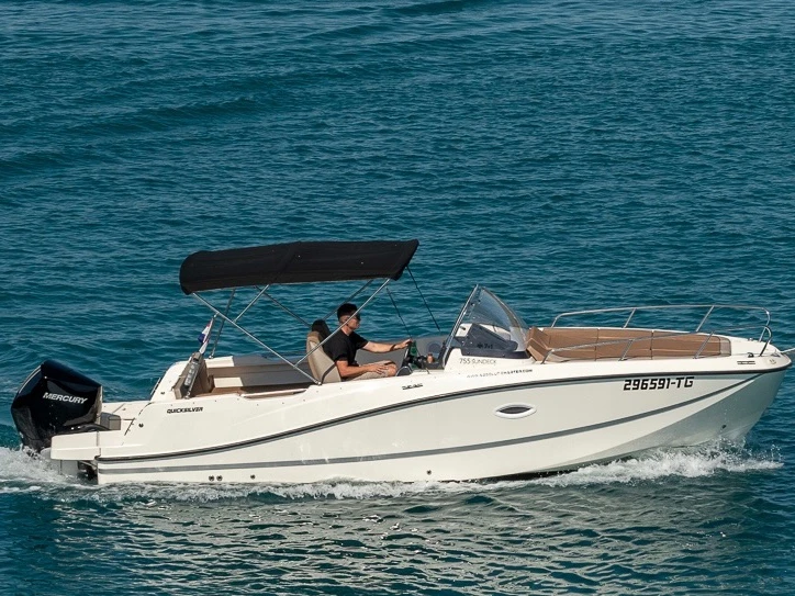Quicksilver Activ 755 Sundeck jednotlivci a charterové společnosti v Split