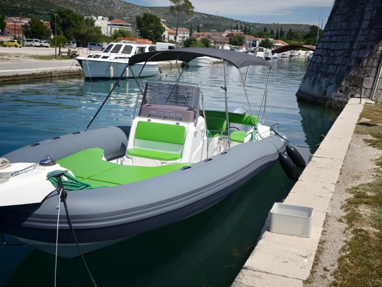 Pronajmout Polotuhá loď se skipperem či ne Marlin Boat v Split