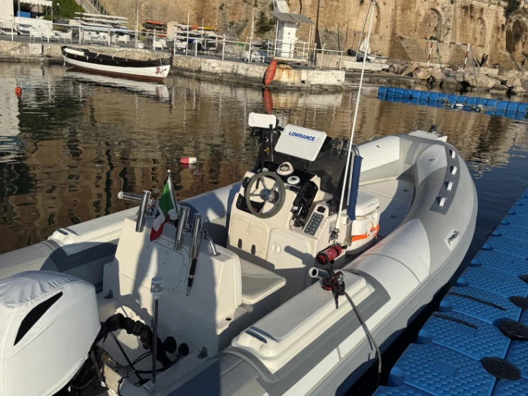 Pronájem lodi Taranto lákavé ceny TX 550