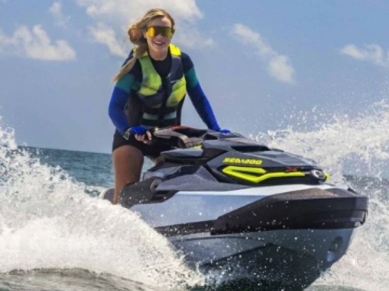 Pronájem lodi Capri lákavé ceny RXT-X RS 325
