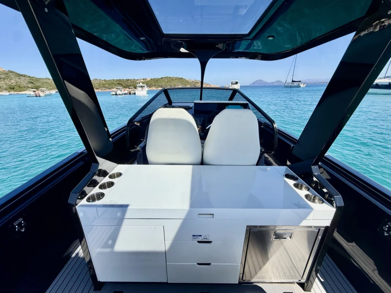 Virtue V10Top jednotlivci a charterové společnosti v Marina di Portisco