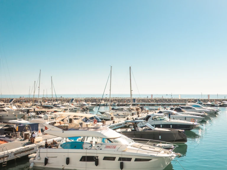Motorová loď k pronájmu v Puerto Deportivo de Lujo en Marbella za nejlepší cenu