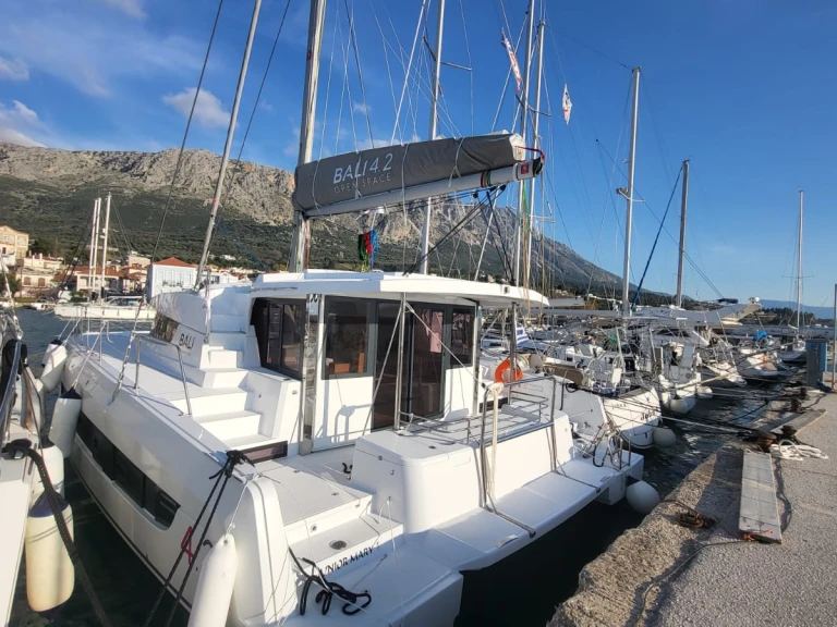 Pronájem Katamarán Bali s licencí