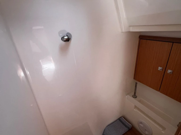 Plachetnice k pronájmu v Alimos za nejlepší cenu
