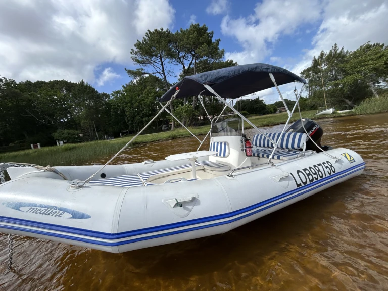 Pronájem Polotuhá loď Zodiac s licencí