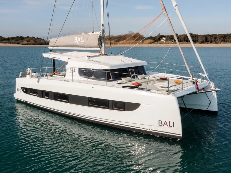 Pronájem Katamarán v Ribishi -Bali Bali Catsmart