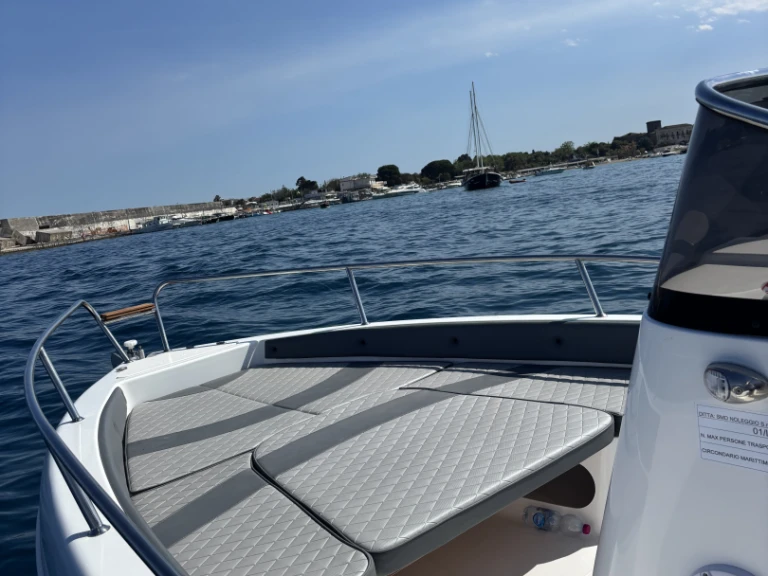 Acquabat Sport Line 19 jednotlivci a charterové společnosti v Giardini-Naxos