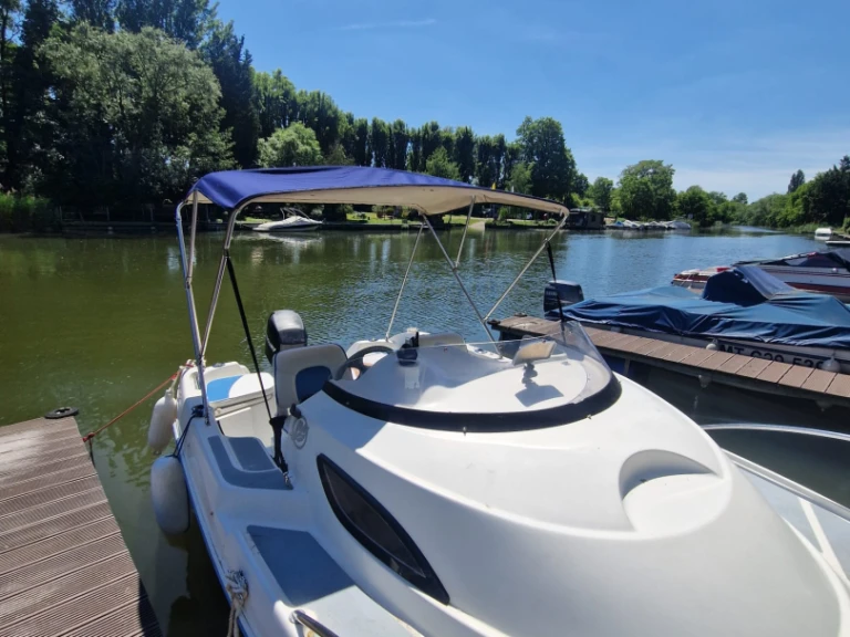 Pronájem Motorová loď Quicksilver s licencí