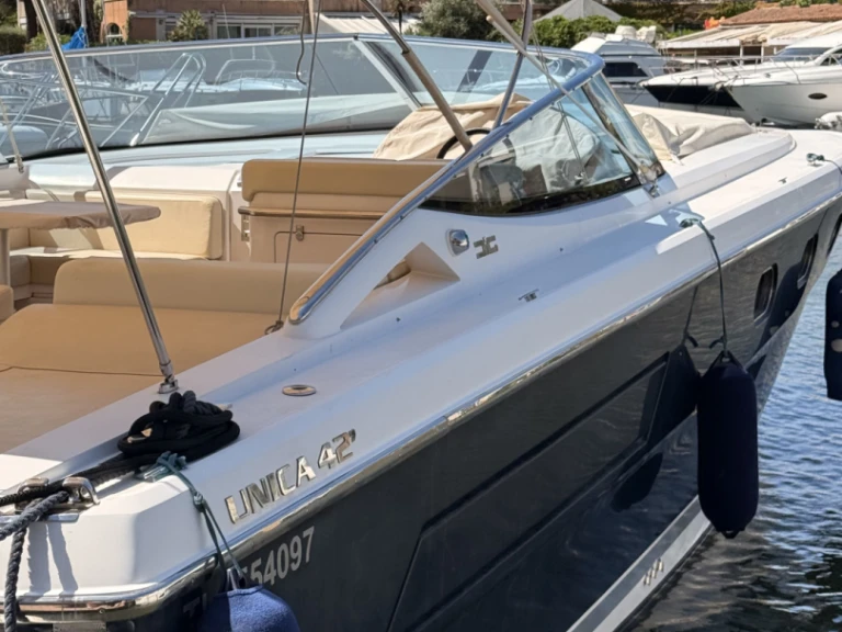 Motorová loď k pronájmu v Port Grimaud za nejlepší cenu
