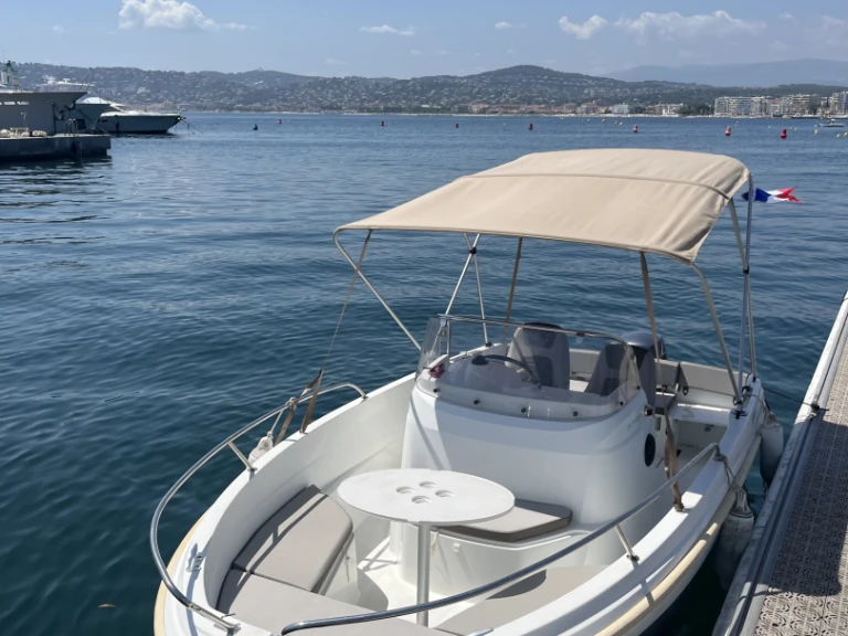 Pronájem Motorová loď v Antibes -Jeanneau Cap Camarat 5.5 CC Serie 2 Style