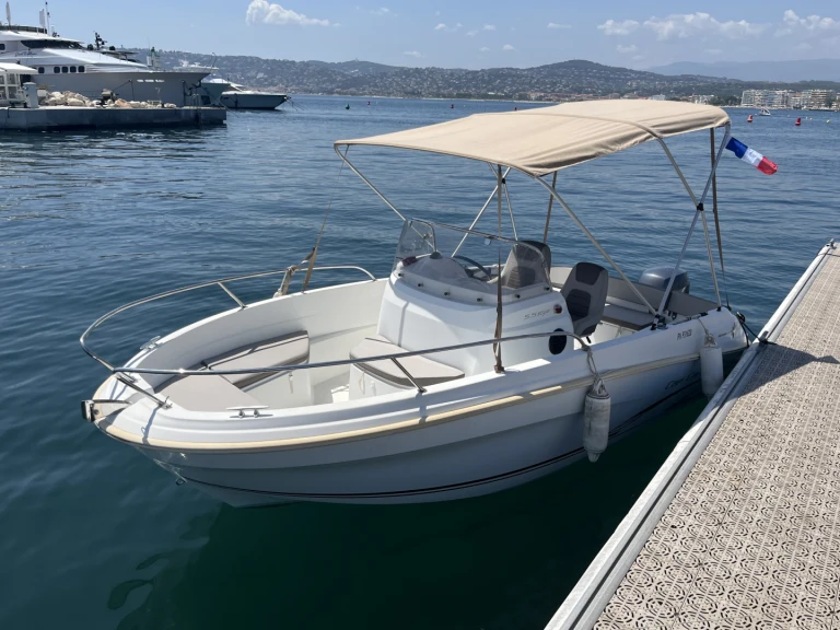 Pronajmout Motorová loď se skipperem či ne Jeanneau v Antibes