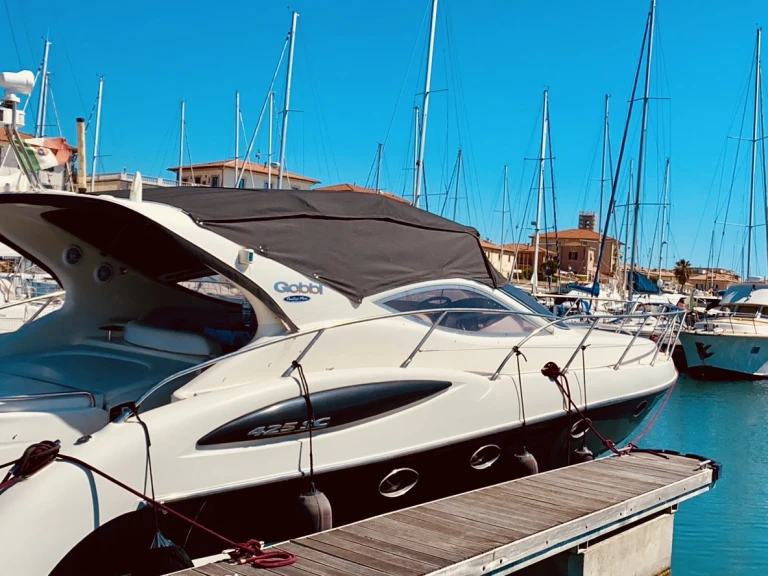 Gobbi Atlantis 425 SC jednotlivci a charterové společnosti v San Vincenzo