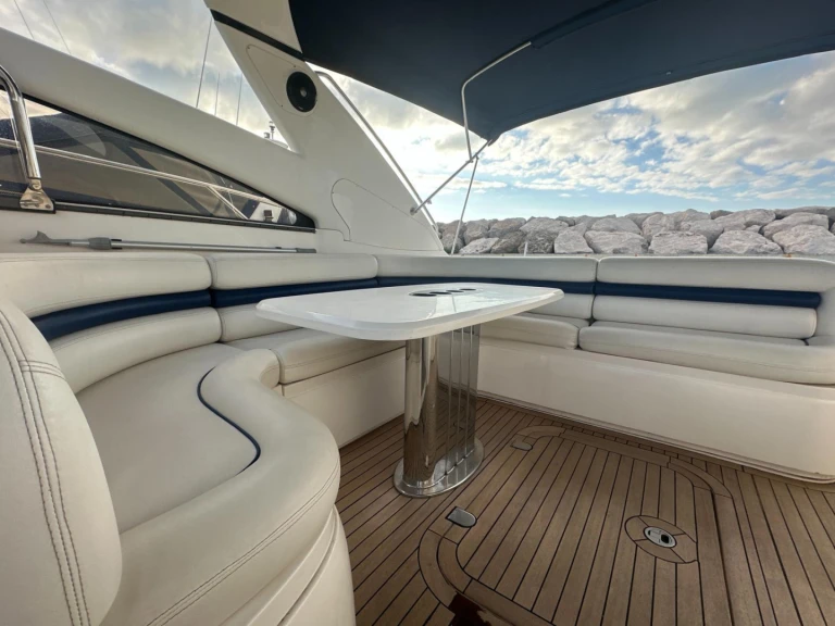 Pronájem lodi Cannes lákavé ceny Princess V50