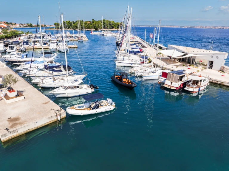 Sea Marine 860 jednotlivci a charterové společnosti v Preko