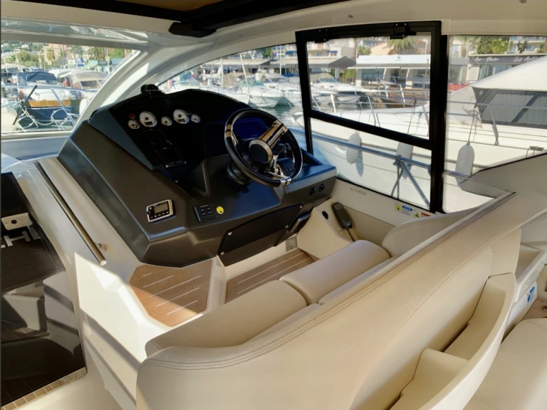 Pronajmout si Cranchi M 44 v Antibes