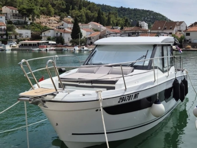 Jeanneau Merry Fisher 895 S2  jednotlivci a charterové společnosti v Blace