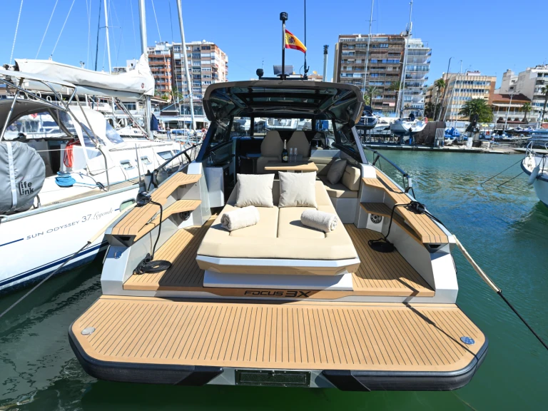 Focus 3X jednotlivci a charterové společnosti v Ibiza Town