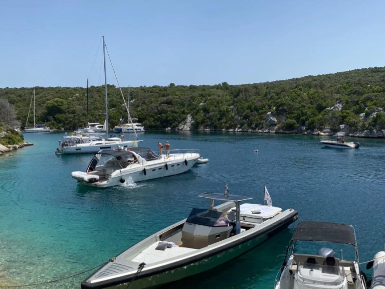 Pronajmout si Wally Tender 45 v Hvar 