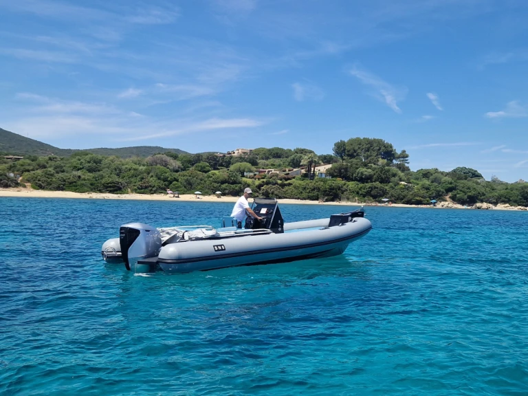 Polotuhá loď k pronájmu v Porto Rotondo za nejlepší cenu