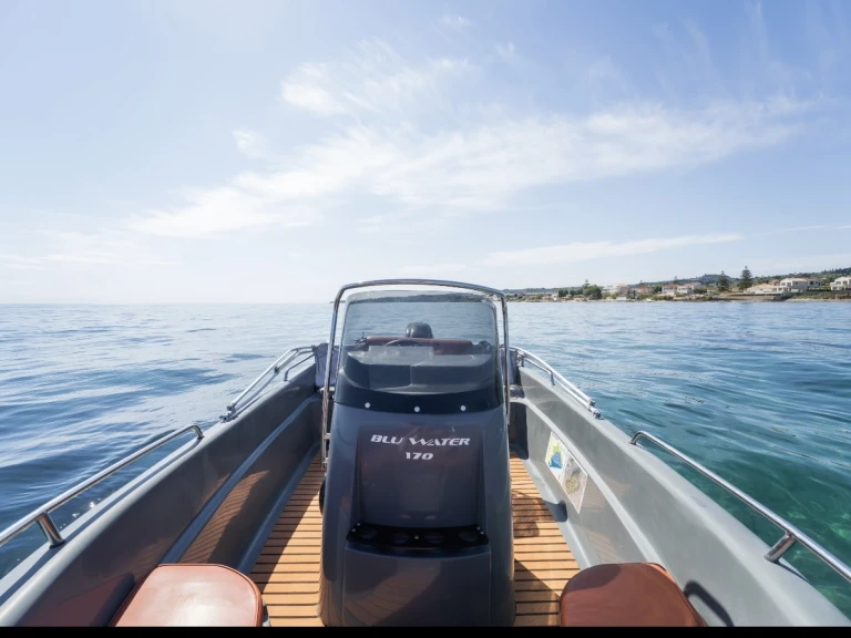 Pronajmout Motorová loď se skipperem či ne Poseidon v Svět
