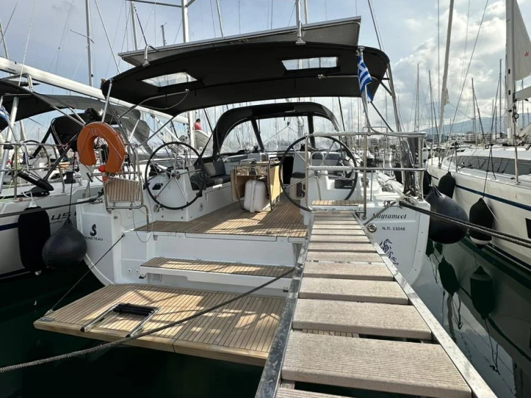 Pronajmout si Bénéteau Oceanis 40.1 v Alimos