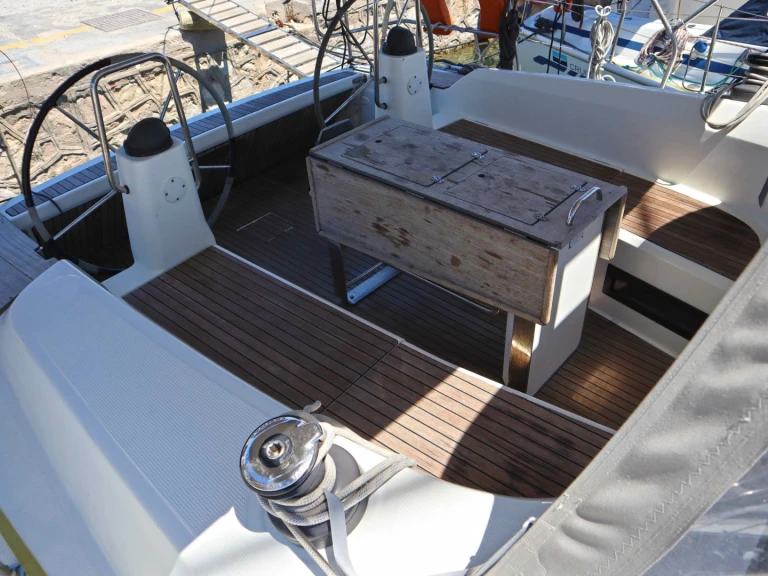Pronajmout si Bavaria Bavaria Cruiser 40 /3cab v Alimos
