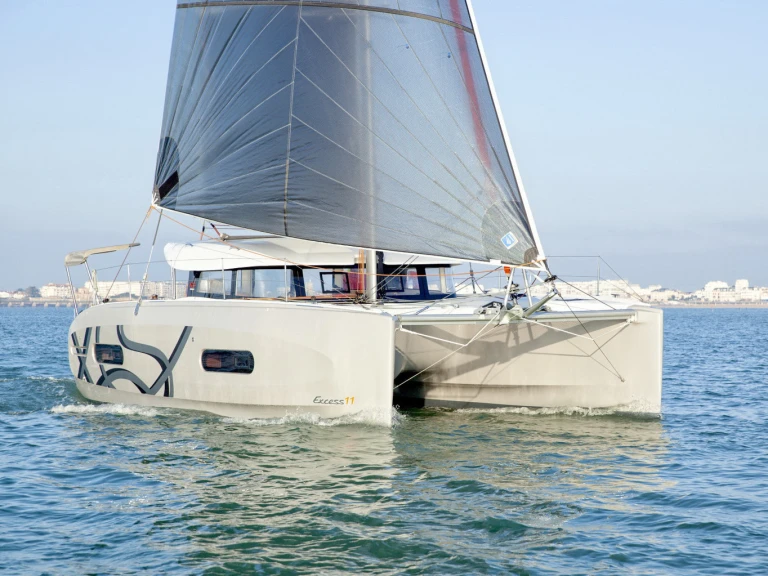 Pronajmout si Excess Excess 11 (Cat)/6 cab v Tivat