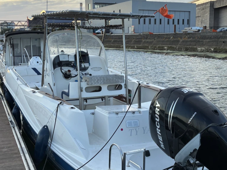 Pronájem lodi Lorient lákavé ceny Quicksilver 800 Commander