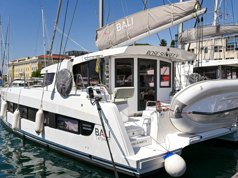 Pronajmout si Bali Bali Catsmart/6 cab v Tivat