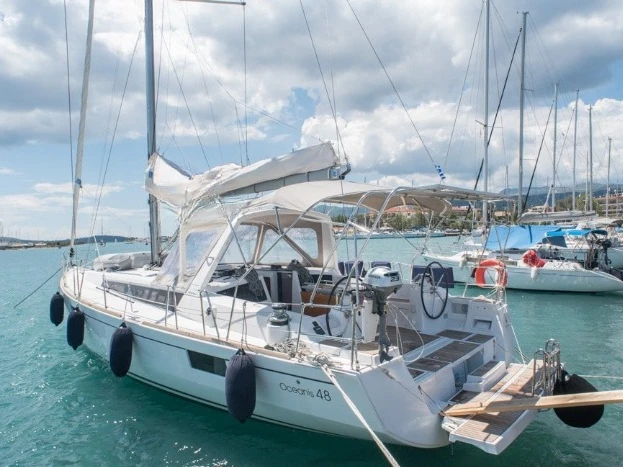 Bénéteau Oceanis 48 /5cab jednotlivci a charterové společnosti v Ávdira