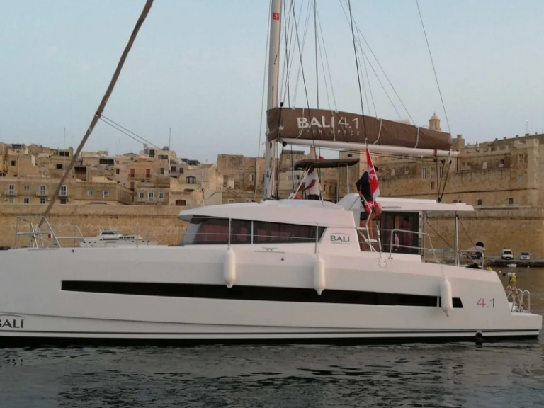 Pronajmout si Bali Bali 4.1/4 cab, 4WC v Kalkara