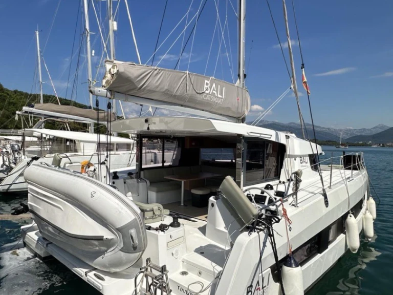 Katamarán k pronájmu v Tivat za nejlepší cenu