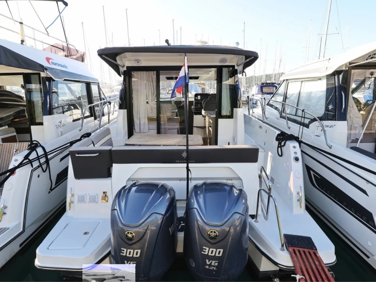 Jeanneau Merry Fisher 1095 jednotlivci a charterové společnosti v Biograd Na Moru