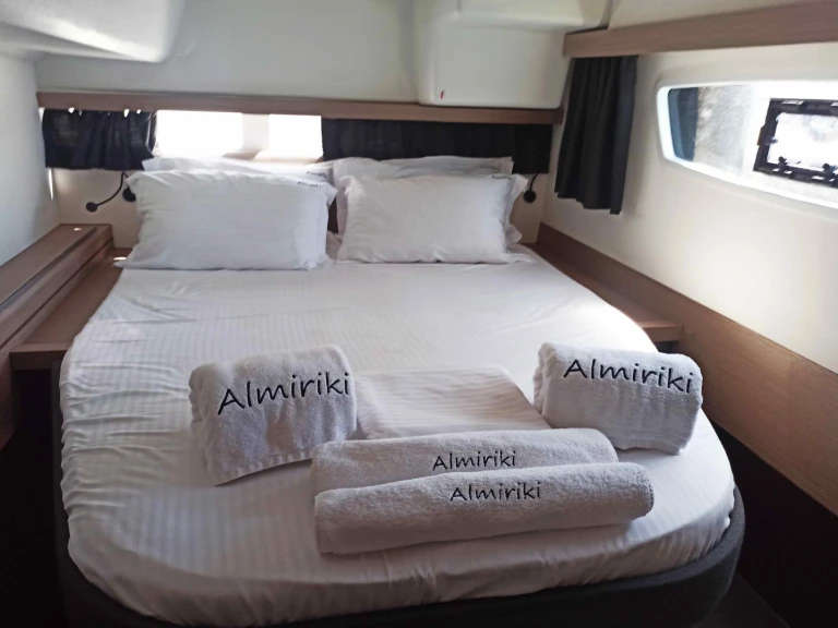 Pronajmout si Fountaine Pajot Isla 40/5 cab v Paros (ostrov)