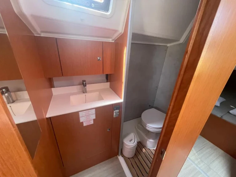 Pronajmout si Bavaria Bavaria C42 /3cab v Paros (ostrov)