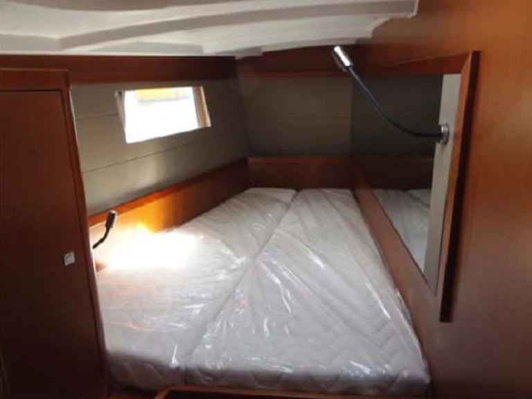Pronajmout si Bénéteau Oceanis 48 /5cab v Kalkara