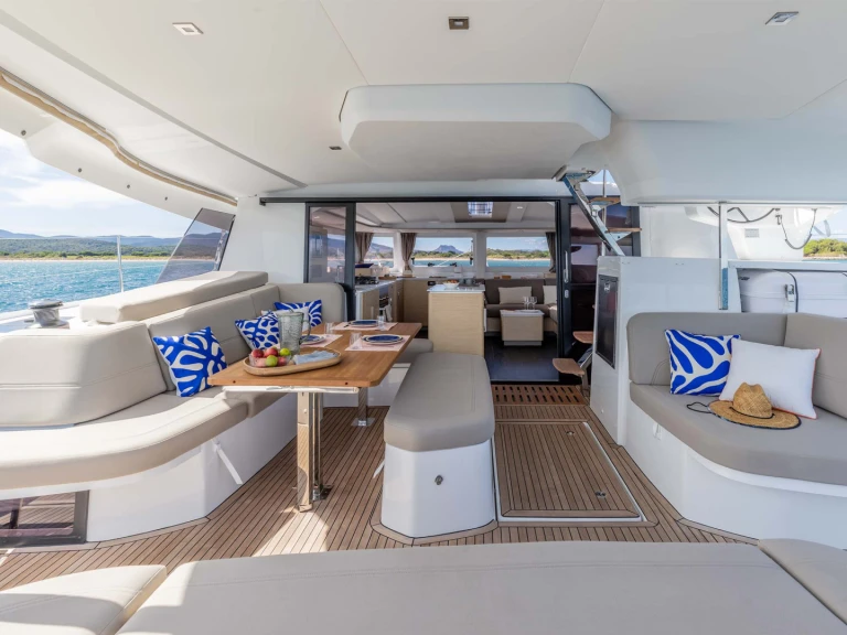 Pronajmout si Fountaine Pajot FP 44 /6 cab v Nea Peramos