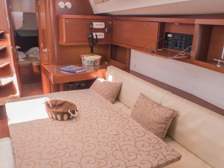 Pronajmout si Bénéteau Oceanis 48 /5cab v Ávdira