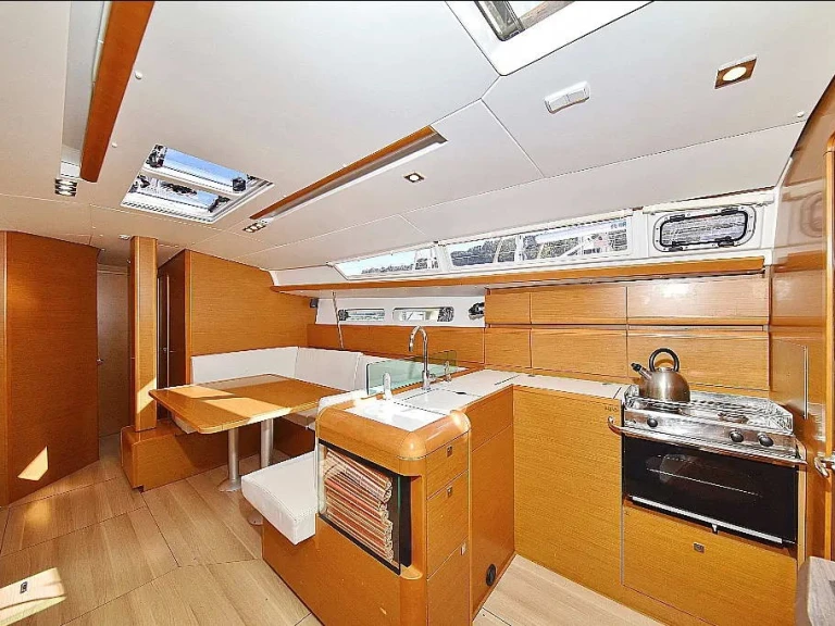Jeanneau Sun Odyssey 449 (4 cab.) jednotlivci a charterové společnosti v Rhodos