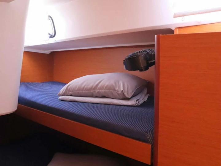Jeanneau Sun Loft 47 /7cab jednotlivci a charterové společnosti v Nea Peramos