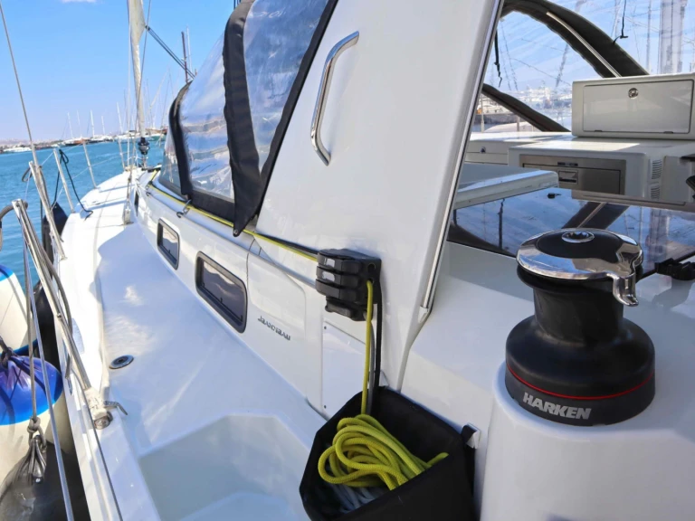 Pronajmout si Jeanneau Sun Loft 47 /7cab v Nea Peramos