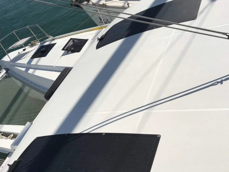 Pronajmout si Lagoon Lagoon 50/6 cab v Alimos